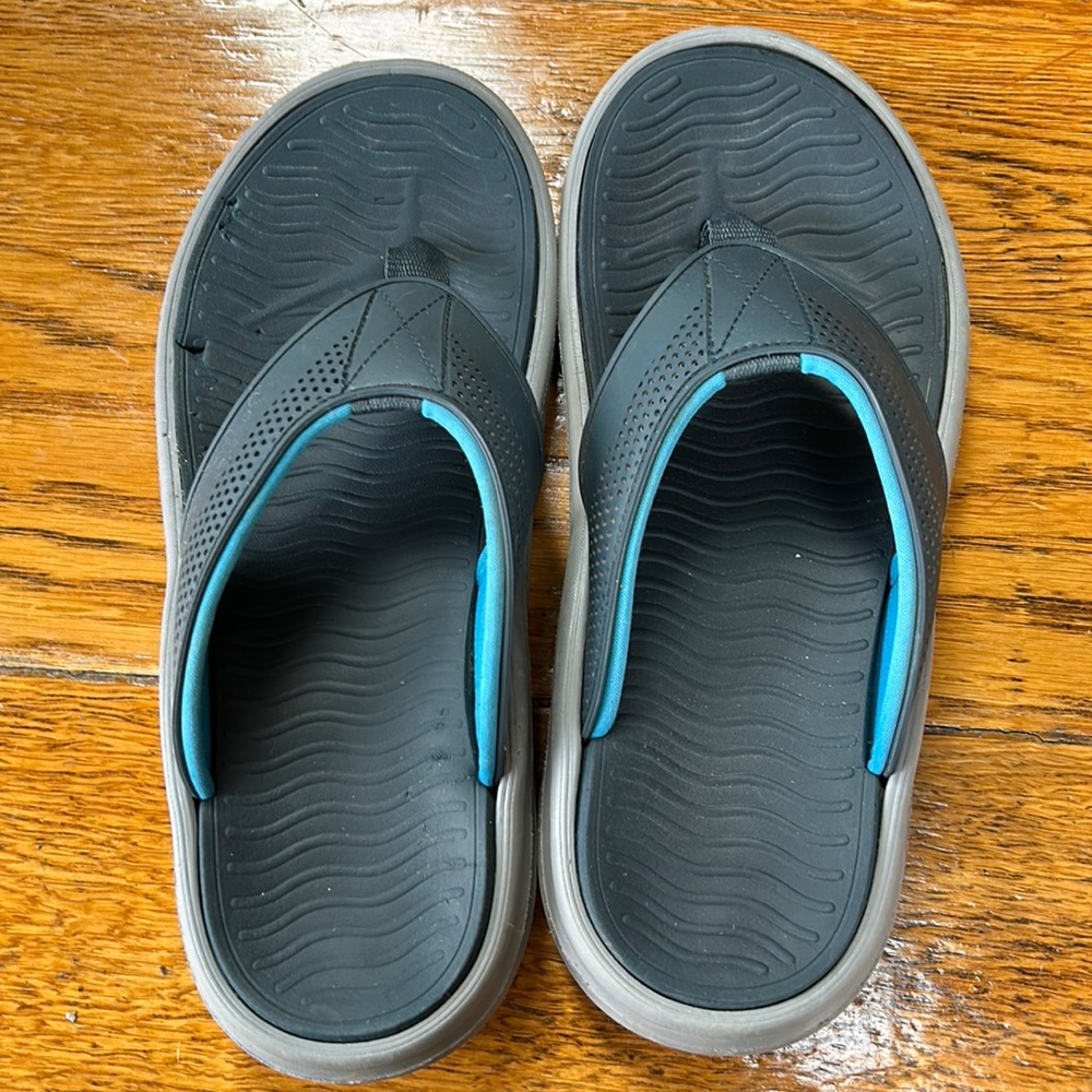 Men’s blue flip flops.  No brand tag, size 8.  Fair condition.